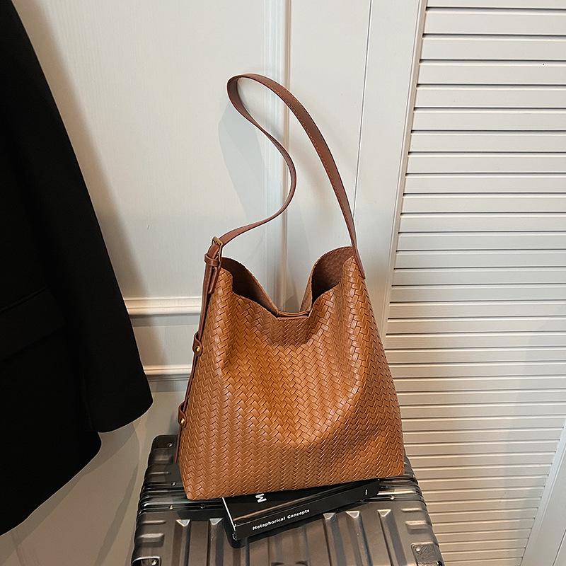 

2025 Осень/Зима Ретро Тканая Текстура Большая Вместимость Тоут: Универсальная повседневная сумка-ведро на плечо коричневый