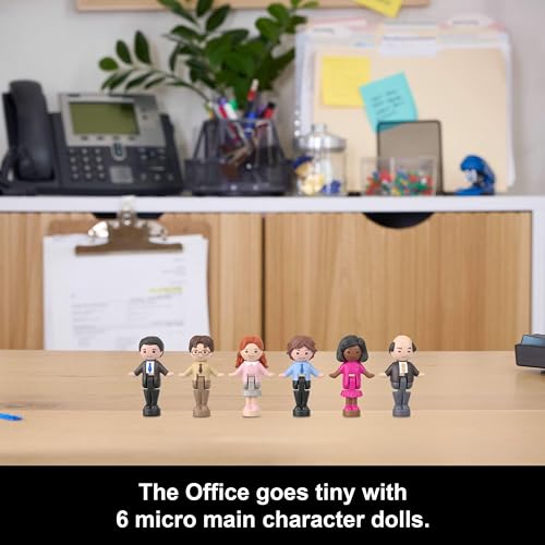Polly Pocket x The Office Kompakt-Spielset, 6 Charakterpuppen und 9 Zubehörteile, Sammler-Partnerschaftsspielzeug, Kaffeetasse und Außenbereich
