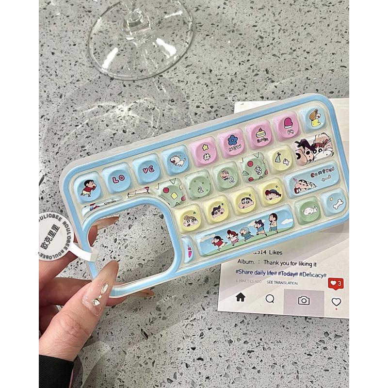 Creative Crayon Shin Shin Three Dimensional Keyboard Cell Phone Case Suitable for Apple 16promax Katy Apple 15 Protector Case