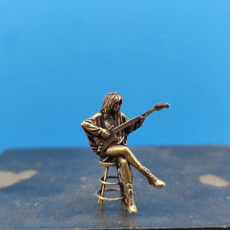 Bar Retrò Figura Bambola Chitarrista Donna Statua Ottone Vintage Modello Mini Figura Artigianale Ornamento da Scrivania Ufficio Decorazione Casa