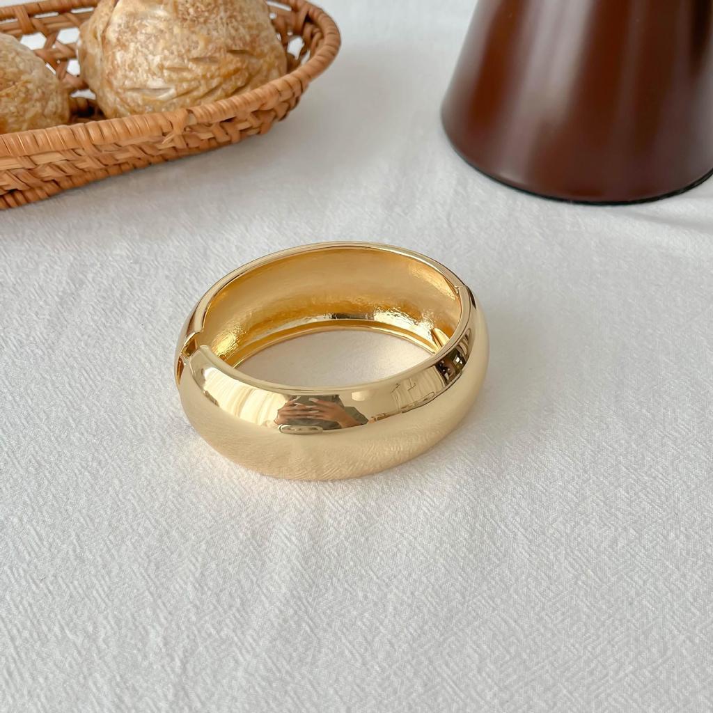 Interlocking Ring Open Bangle - European & American Light Luxury Design for Women