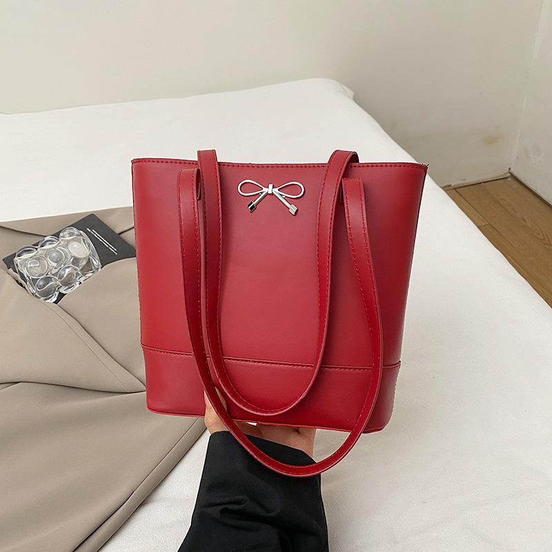 

Сумка большой вместимости Premium sense для женщин 2025 года, новая универсальная сумка через плечо в иностранном стиле, модная портативная сумка-тоут красный