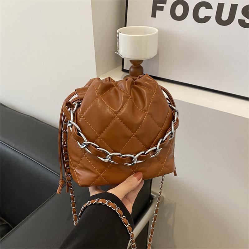 

Women s 2024 Soft Leather Ruched Handbag - New Spring Trend Crossbody Bucket Bag with Chain Strap темно-коричневого кольору