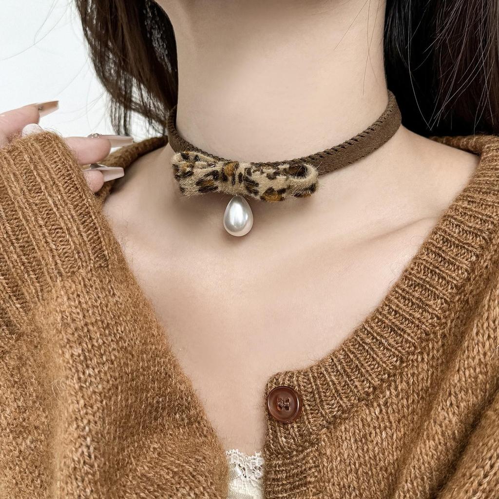 Colier Choker Retro cu Fluture din Lână Maillard și Set Brățară - Bijuterii Lanț pentru Pulover Toamnă/Iarnă pentru Stiluri Dulci și Cool.