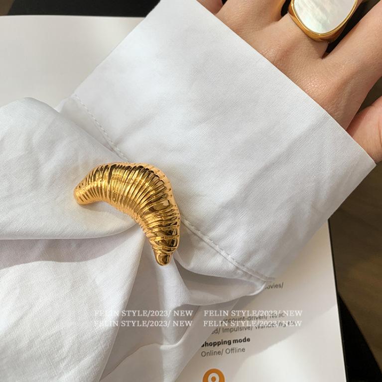 Broche croissant haut de gamme design féminin niche croissant argenté Insigne de couple célébrité Internet