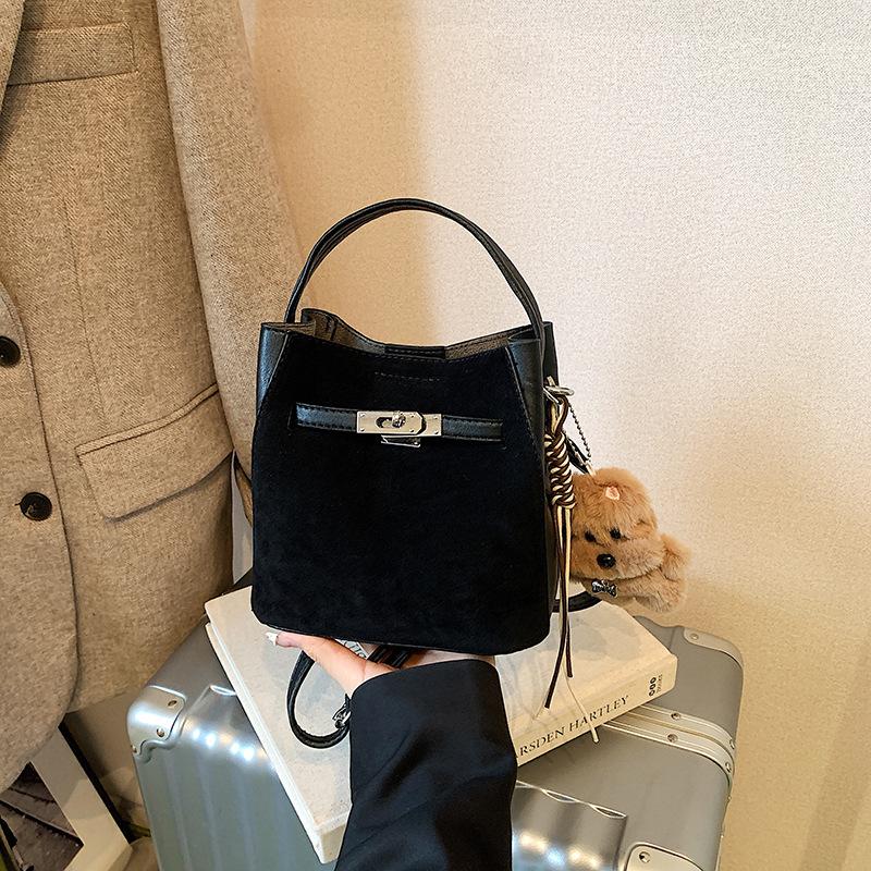 Autumn and Winter Women's Portable Bucket Bag 2025 New Versatile Fashion Foreign Style Exquisite Commuting Niche Design Shoulder Bag