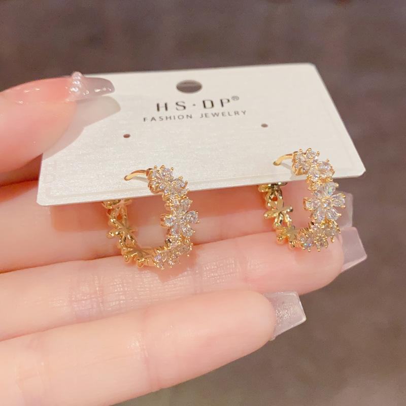 Fashionable Exquisite Retro Versatile Flower Earrings 1 pair золотой