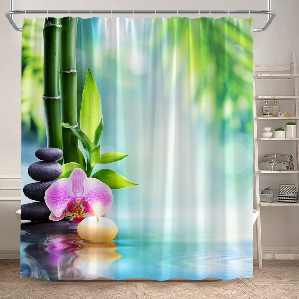 Rideaux de douche en bambou vert zen, fleurs d'orchidée violette et papillons, plantes, pierre noire, décor de salle de bain en tissu avec paysage naturel de spa