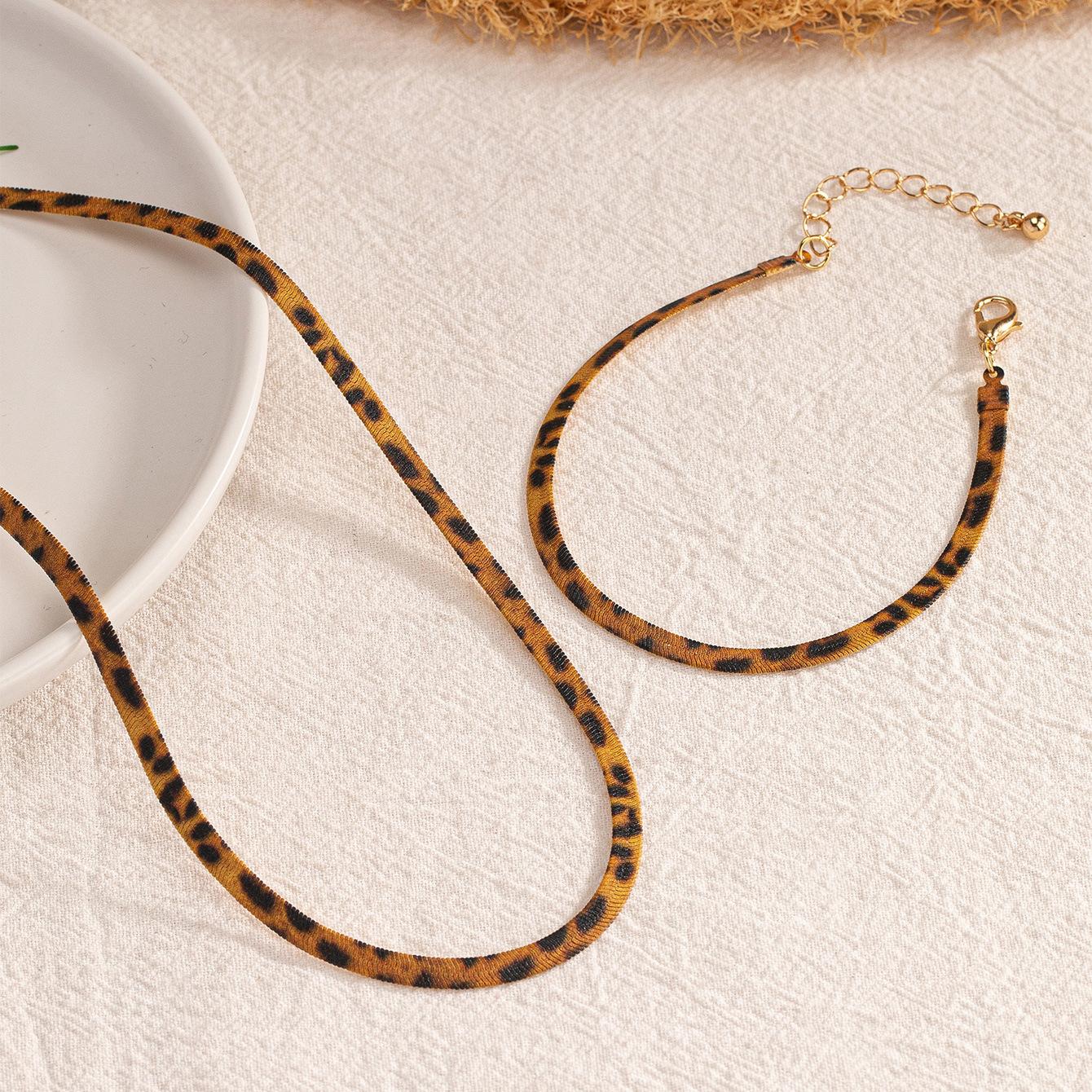 

Модный минималистичный набор браслета и ожерелья с леопардовым принтом для женщины AVE