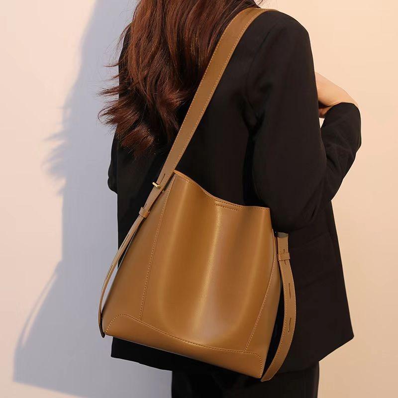 Vintage large capacity simple bucket commuting bag for girls, wide shoulder strap single shoulder bag