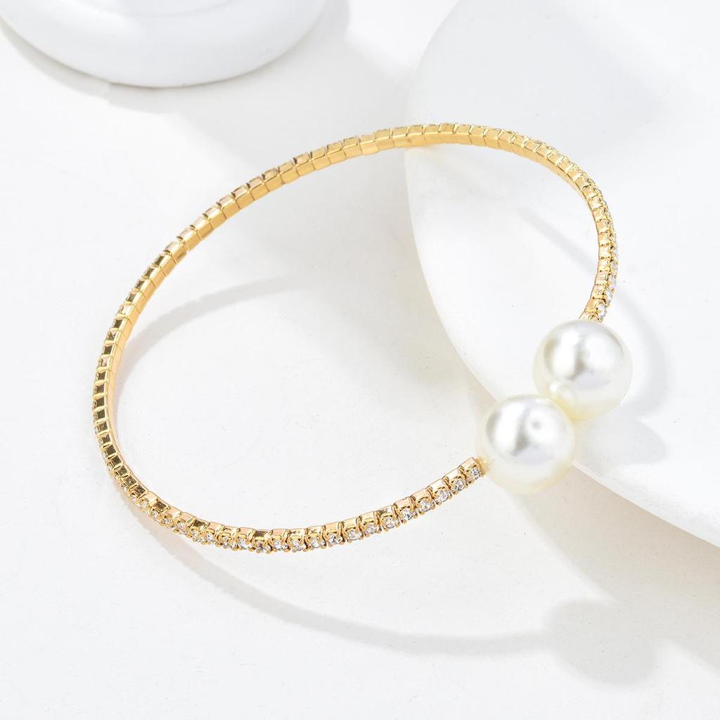 Elegantes Europäisches Brautarmband mit Glänzenden Strasssteinen & Perlen