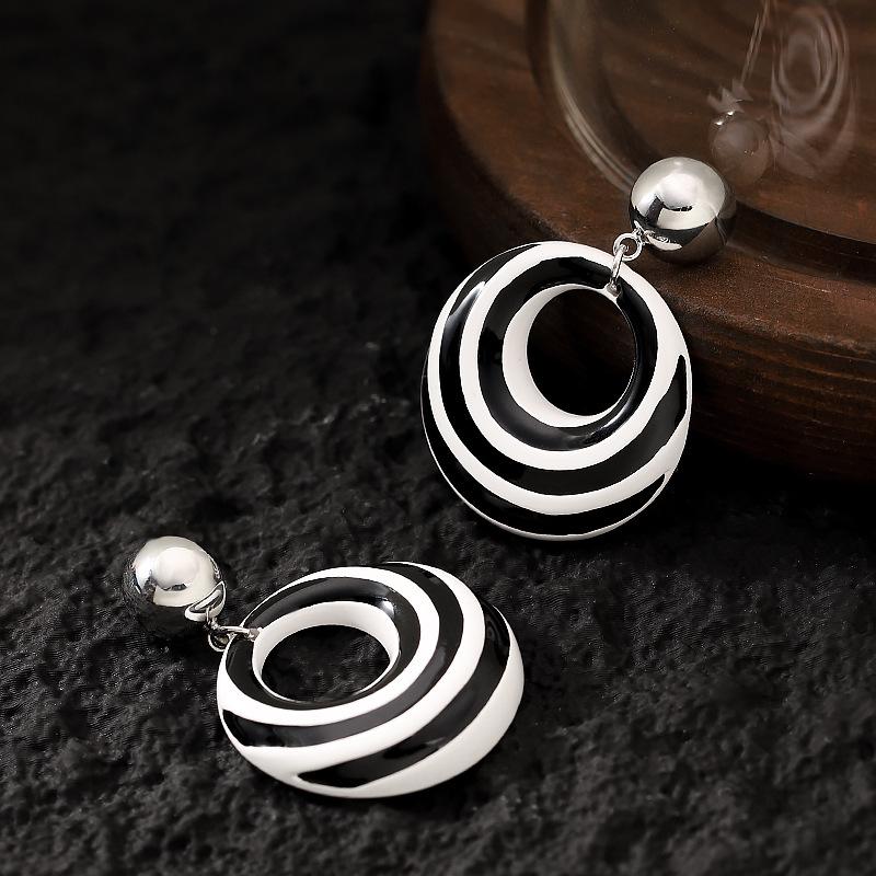 

European and American fashion exaggerated personality black and white zebra stripes round earrings temperament fashionable big face thin earrings чорний