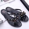 Nieten Fliege Flip-Flops Nieten Jelly Zehensandalen mit Schleife Sommer Schleife Flache Strand Regenstiefel