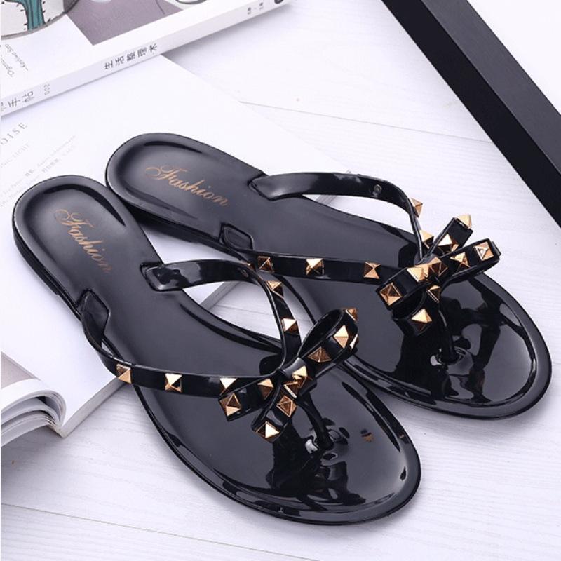 Nieten Fliege Flip-Flops Nieten Jelly Zehensandalen mit Schleife Sommer Schleife Flache Strand Regenstiefel