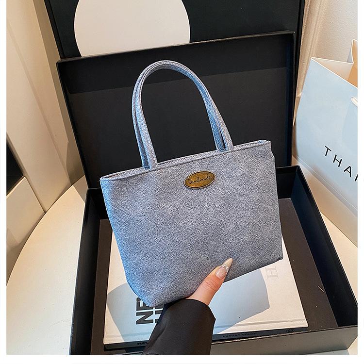 

Простая новая сумка-тоут в иностранном стиле для отдыха большой вместимости тренд лета 2025 нишевый дизайн портативная сумка через плечо для женщин синий