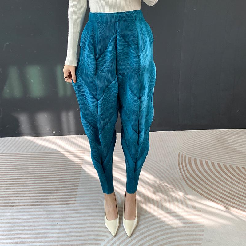 

2026 Spring/Summer Hand-Pleated Slim-Fit High-Stretch Wrinkled Trousers - Silky, Comfortable, and Flattering Fit. One Size озеро синього кольору