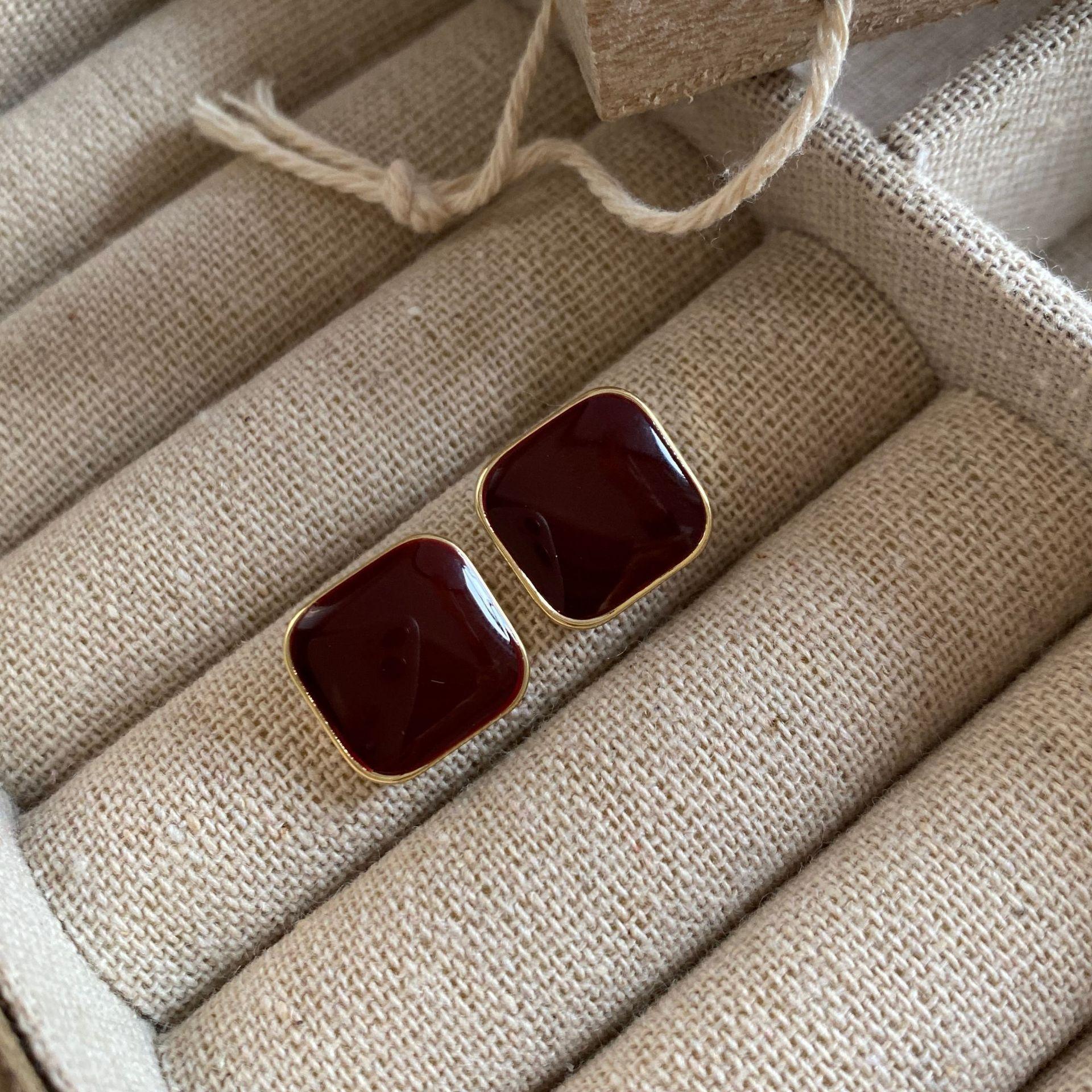 

Бордовые квадратные французские серьги-пусеты для通勤, темпераментные женские серьги-пусеты, серьги с серебряной иглой