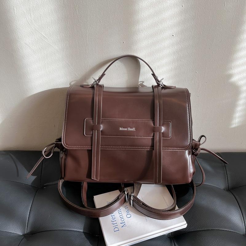 

Женская сумка-тоут 2025 новая большая вместительная сумка-рюкзак для поездок в стиле ретро, повседневная уличная трендовая на плечо, дорожный рюкзак темно-коричневого