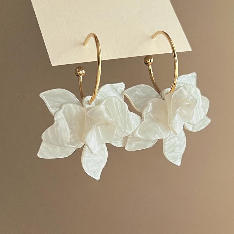 Boucles d'oreilles Fleur Géométrique Élégantes: Clous luxueux et polyvalents pour femmes