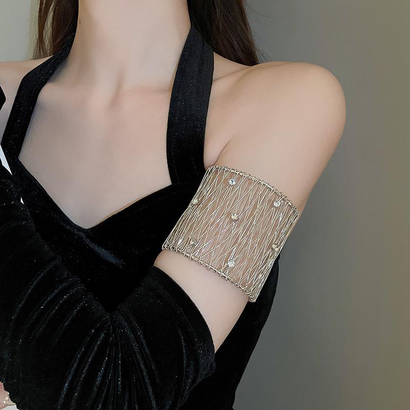 European Cold Style High-End Metal Pleated Bangle: Luxury Women's Temperament Bracelet