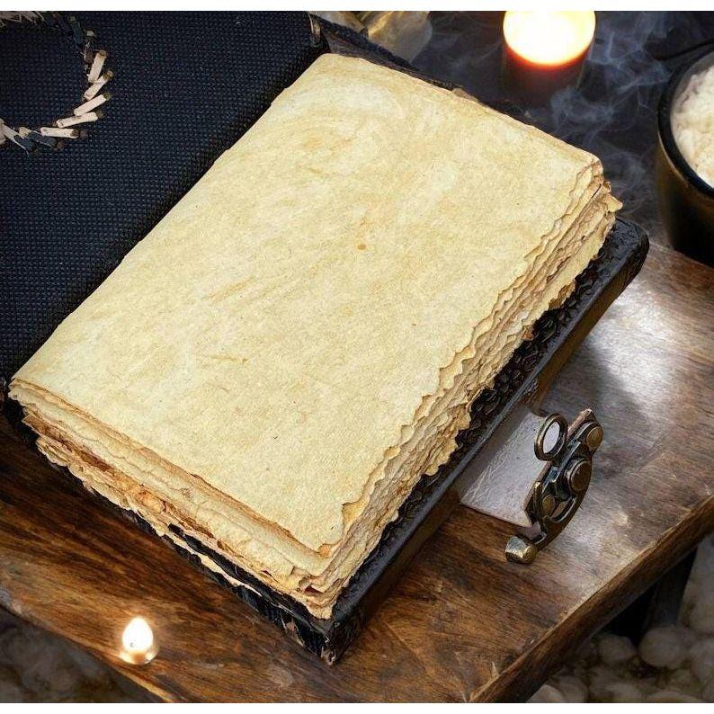 Tłoczony Vintage Skórzany Dziennik z Kamieniem Lapis Lazuli Księga Cieni Grimuar Ręcznie Robiony Szkicownik Wiccańska Księga Czarów Prezent Zamek Artbook