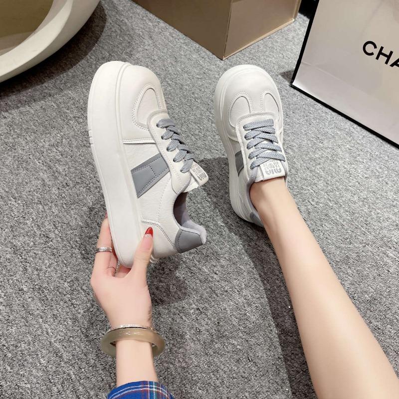 The White Sneakers Are A Versatile Spring Combination for Women with Sponge Soles and Height-increasing Sneakers for Short Stature
