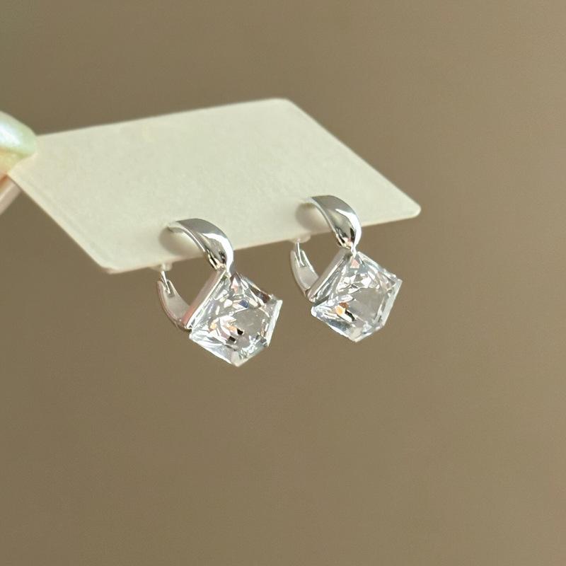 Indifferent Light Blue Translucent Square Sugar Pendant Clip-On Earrings for Women - High-End, Exquisite, Fashionable, Versatile Ear Jewelry.