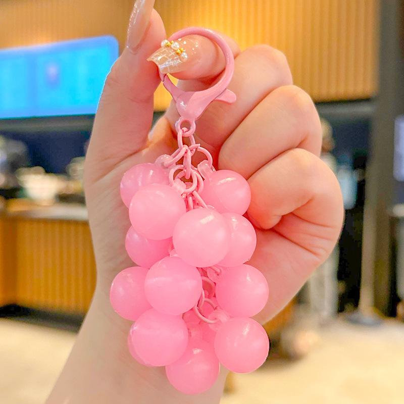 Uroczy świecący brelok do kluczy z winogronami Kreatywny okrągły wisiorek z koralików PCV i żywicy Epoksydowej Mały świeży kolorowy wisiorek winogrono Mały prezent