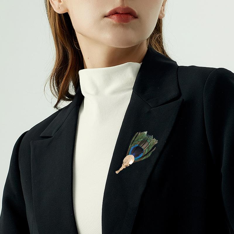 SKEDS Women Men Fashion Peacock Feathers Exquisite Design Badges Brooches Casual Unisex Classic Alloy Accessories Pins Buckle