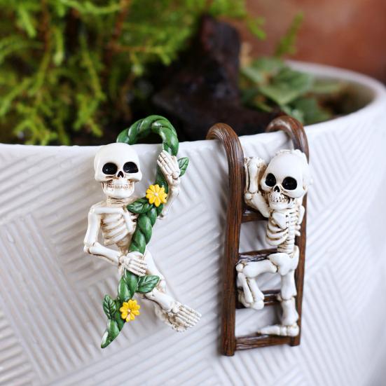 2 Pcs Funny Climbing Skeleton Statues Small Resin Skeleton Planter Hugger for Flowerpot Patio Balcony Porch Yard Lawn Garden Halloween Decor