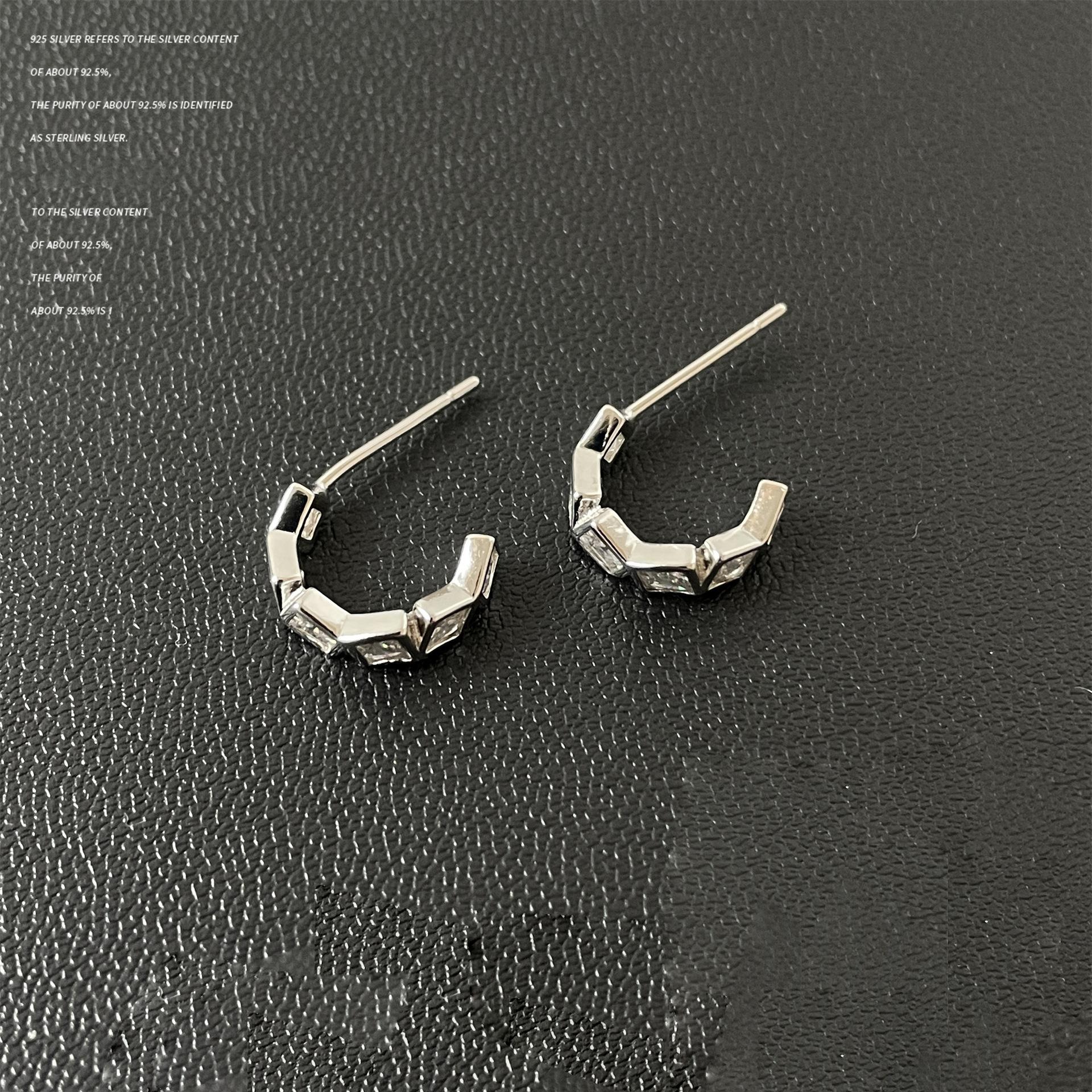 

Niche Retro Women s Stud Earrings New Trendy Light Luxury Versatile Earrings