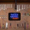 Nostalgische Bates Motel Neon Metall Wandskulptur | Halloween & Weihnachtsgeschenk Ideal für Man Cave/Keller/Bar/Taverne