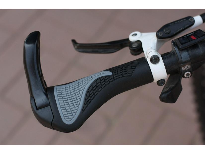 Ergonomic Aluminum Alloy Mountain Bike Handlebar Grips with Rubber Lock-On Ends