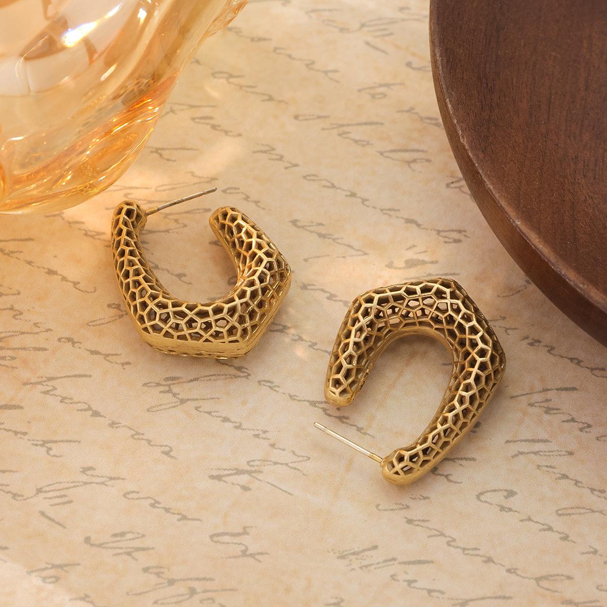 Medieval French Ins Geometric Irregular C-shaped Wave Point Metallic Texture Copper Russian Gold 925 Silver Needle Niche Earrings