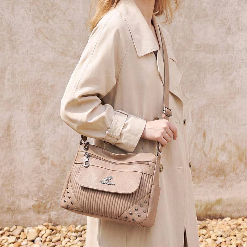 Einfarbige Damen Crossbody-Tasche mit geripptem Panel und Nieten-Details Elegante Kunstleder-Umhängetasche für den täglichen Gebrauch