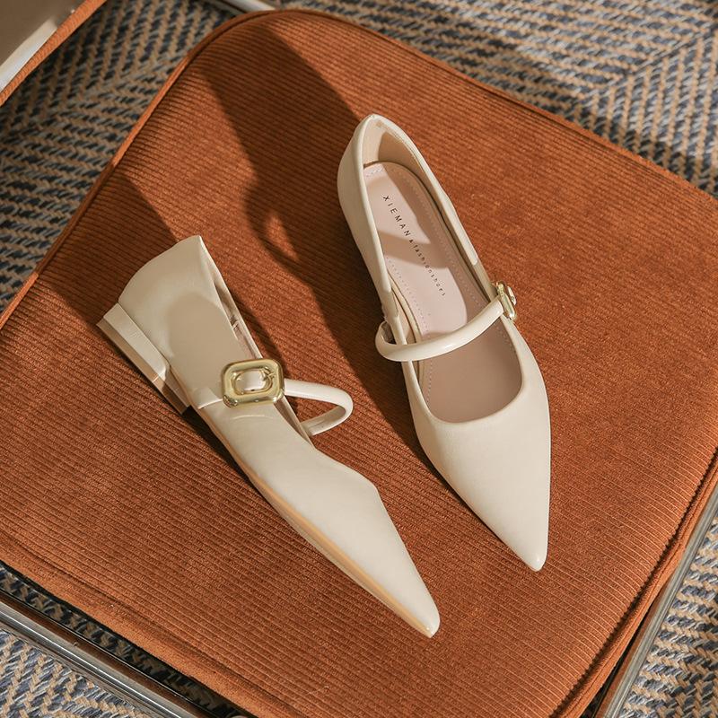 

Модные новые женские туфли-одинарки бежевого цвета с острым носком и легким вырезом, на плоской подошве, черные, не утомляющие ноги 34