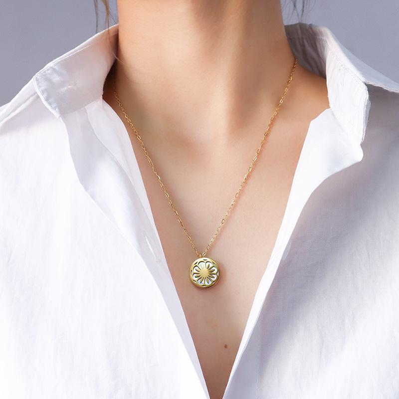 

Winter Fashion Sweater Niche: Daisy & Seashell Pendant Necklace in White Titanium Steel