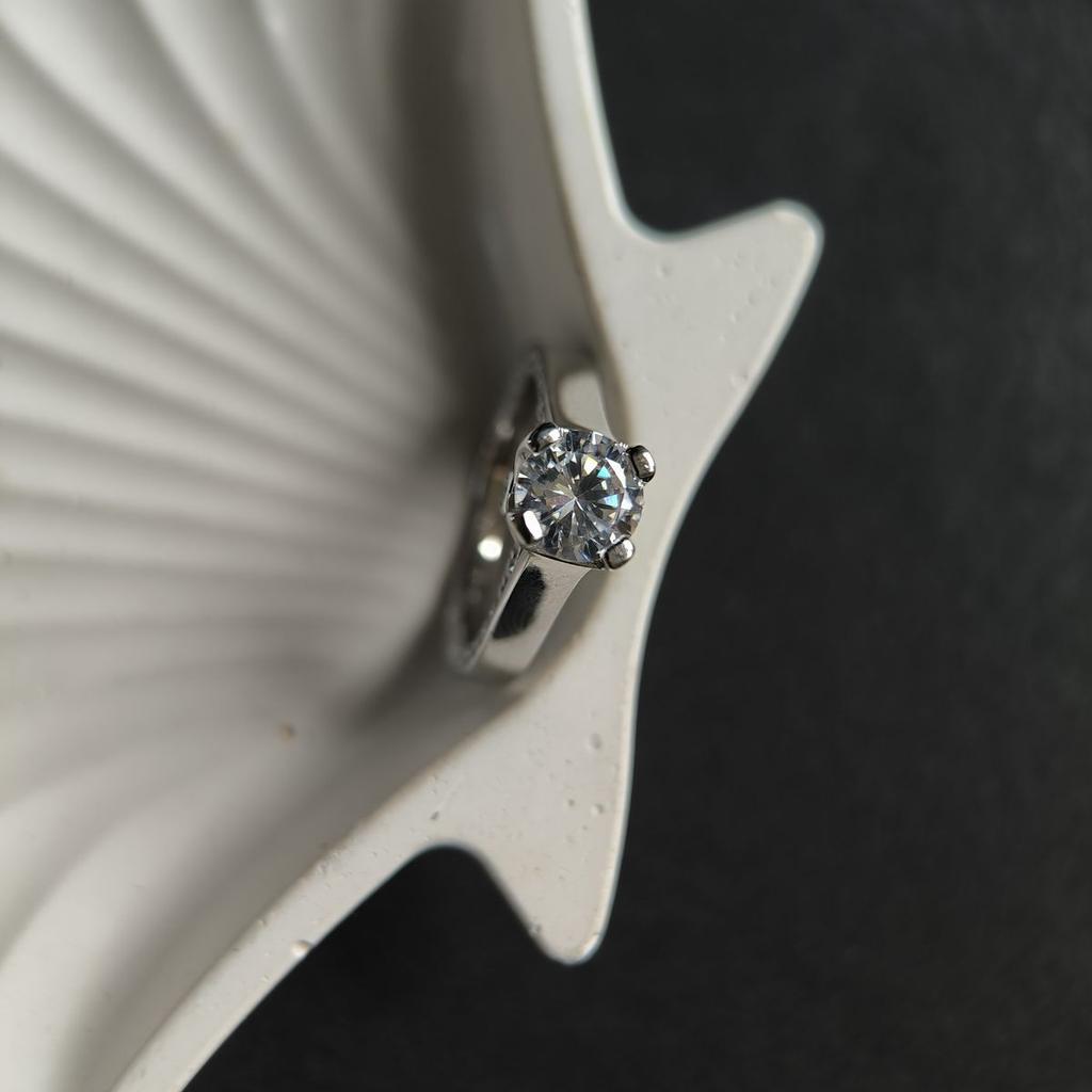 Серебряное кольцо с фианитами, вес изделия 4,56 гр (2186687)