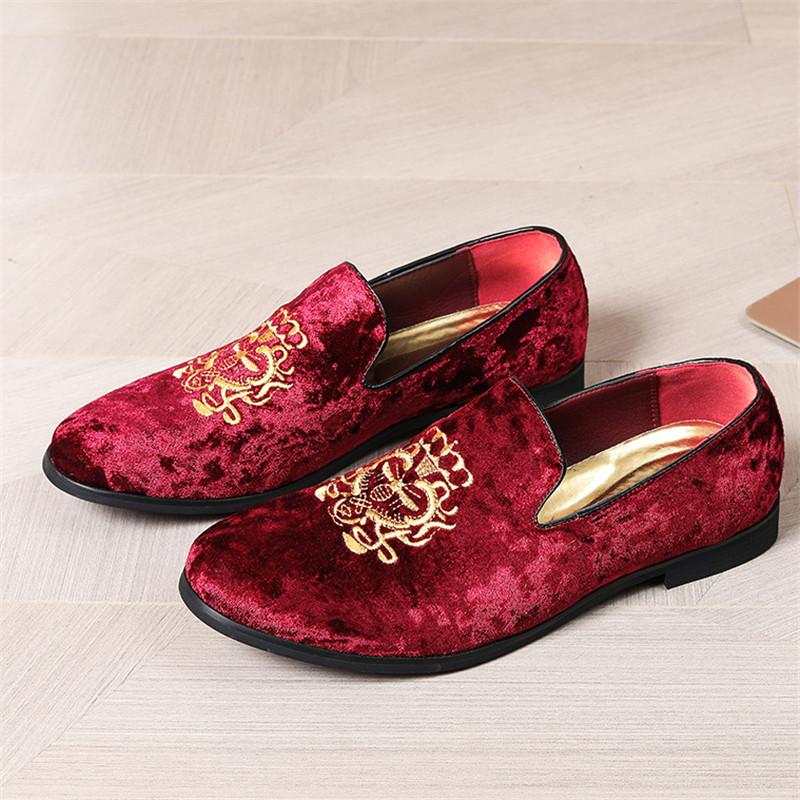 Nya Mode Vardagliga Klänningsskor För Män Spetsig Broderimönster Slip On Loafers Bröllop Formella Skor Zapatos Hombre