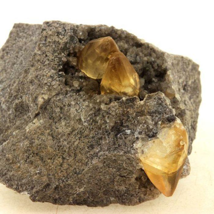 Pierres et Minéraux. Calcite. 579.0 ct. La Sambre Quarry, Landelies, Belgique.