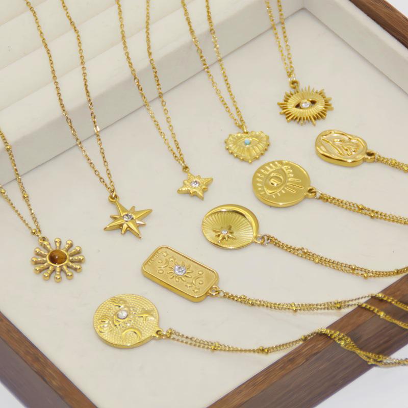 Collana a Pendente in Acciaio Inossidabile e Oro 18K con Charms a Cuore, Stella e Croce con Diamanti