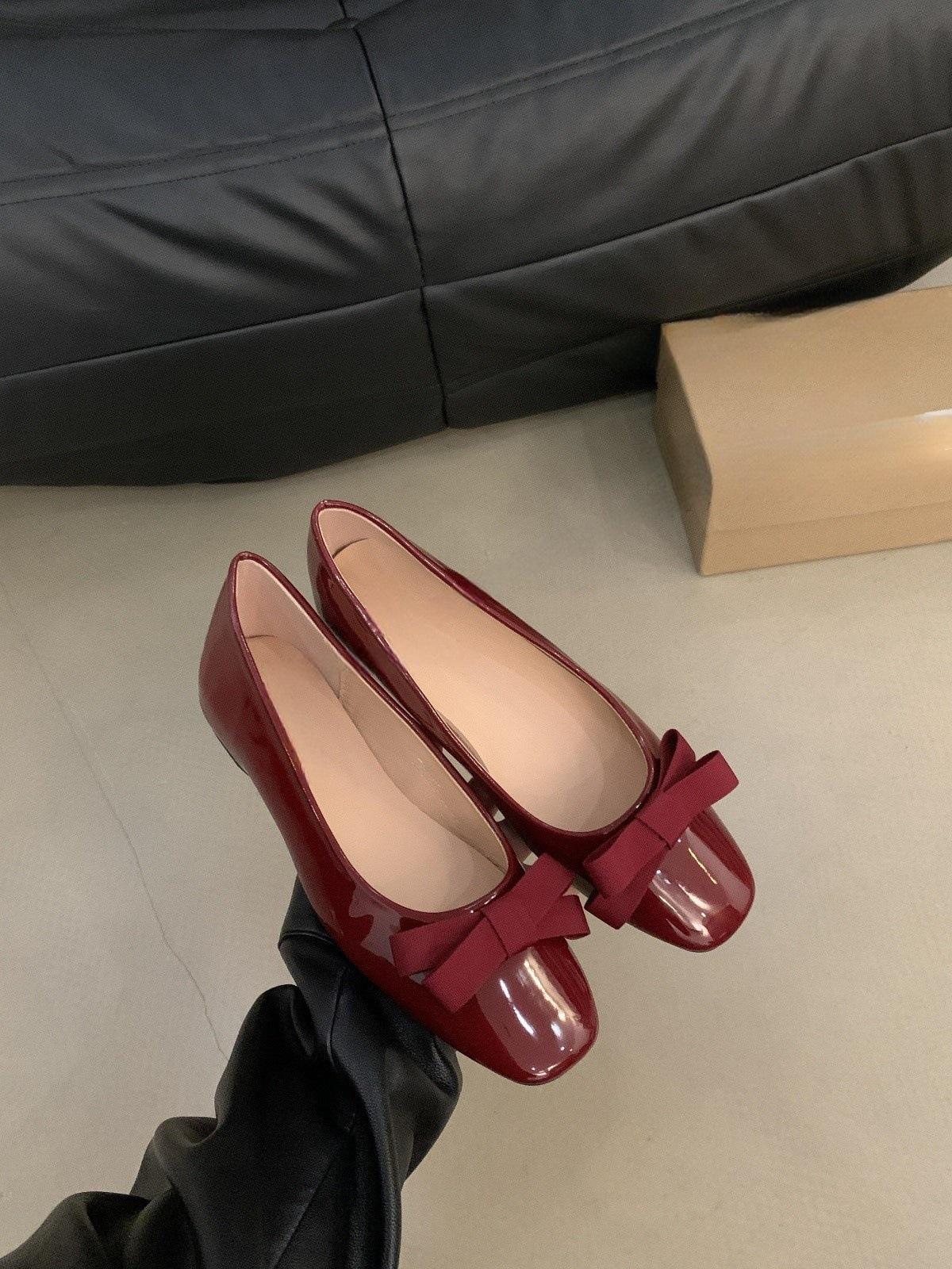 

French inner height-increasing patent leather bow light mouth square head single shoes women s 2025 new shoes commuter versatile soft-soled ladyshoes 40 бордовый