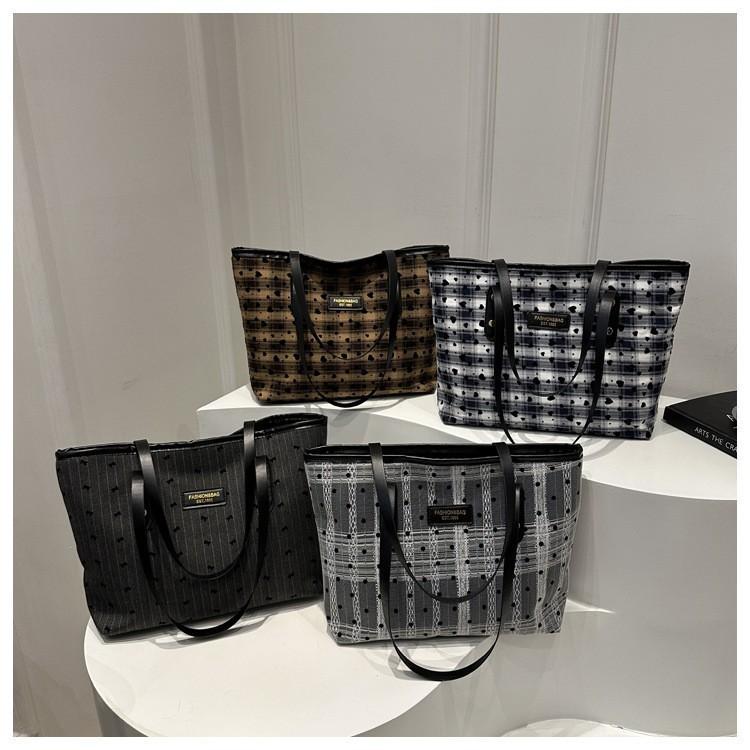Trendy Large Capacity Tote Bag For Stylish College Students Ideal For Daily Commute