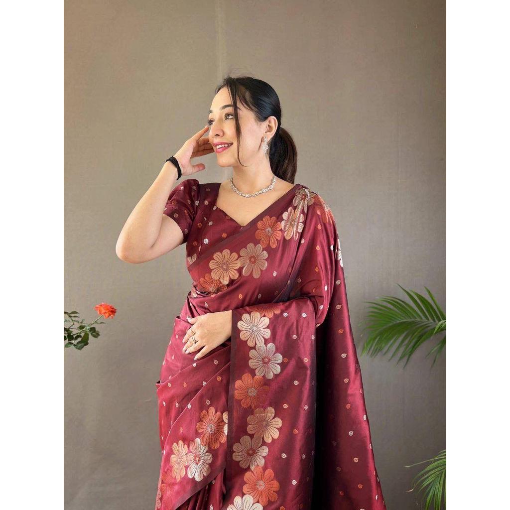 Dieser wunderschöne Saree ist elegant mit wunderschönem solidem Jacquard-Gewebe verziert, das dem Outfit einen perfekten Look verleiht.