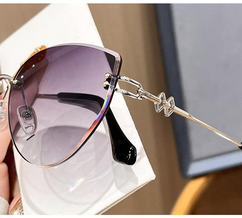 Women's Frameless Oval Metal Retro Sunglasses - High-End Japanese & Korean Fashion
