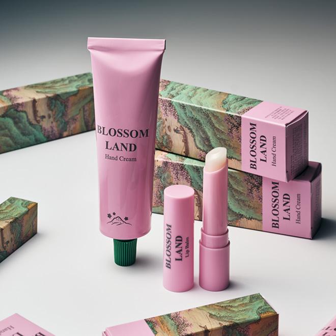 

Official MU:DS x Amorepacific Peach Blossom Utopia Hand Cream & Lip Balm Gift Set