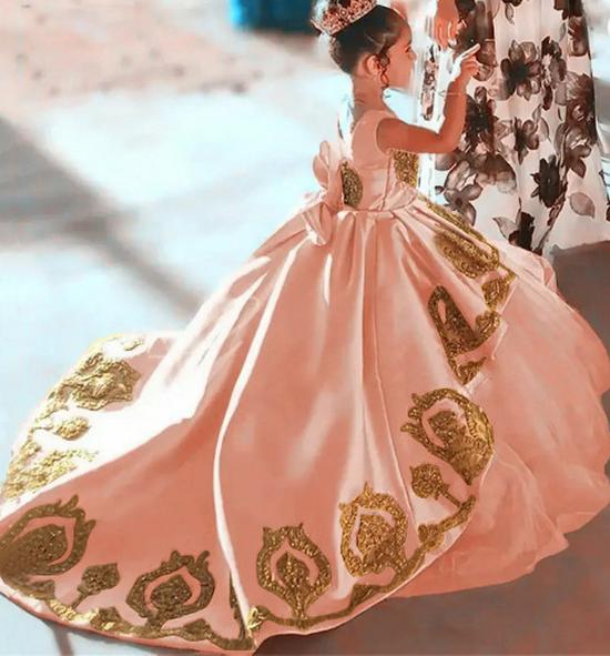 Rochie de spectacol pentru copii din satin auriu brodat și tul cu fundă și trenă