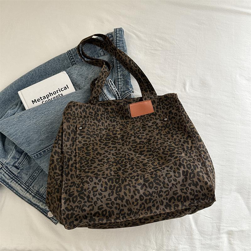 Fashion retro leopard print shoulder bag 2025 winter new personalized niche design simple literary tote bag