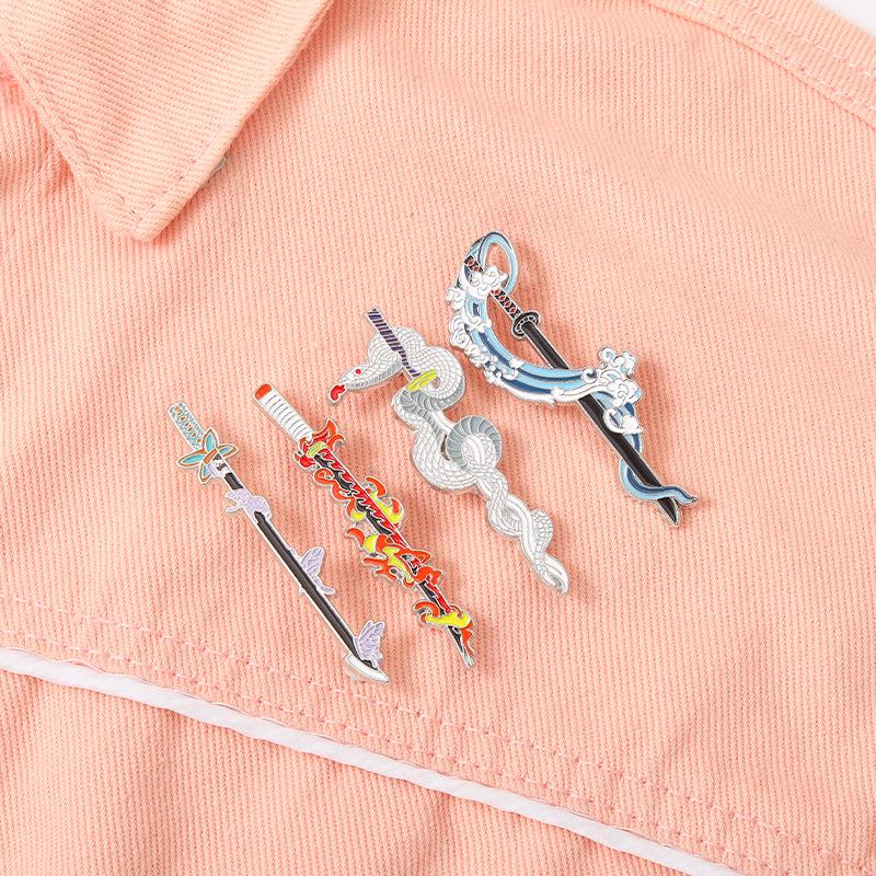 Metalowa przypinka Anime Demon Slayer: Posrebrzana broszka miecz & Akcesorium do serialu TV
