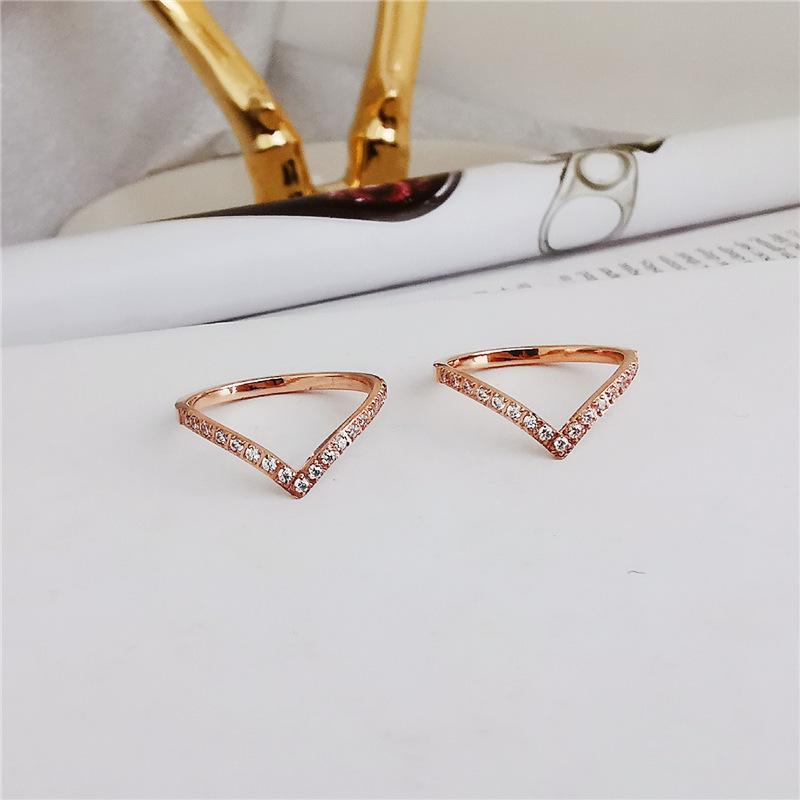 Korean-Japanese Style V-shaped Rose Gold Ring with Micro-inlaid Diamonds and Geometric Zirconium Titanium Steel Design.